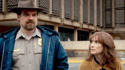 Hopper confirmando para a Joyce que o Will está vivo (S01E03)