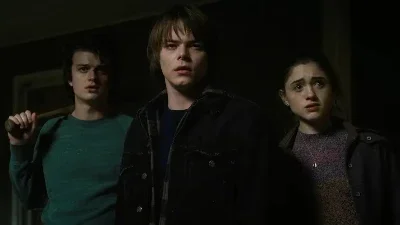 Steve voltando para salvar a Nancy e o Jonathan do Demogorgon (S01E08)
