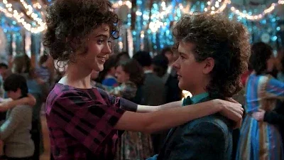 Nancy chamando o Dustin para dançar no Snow Ball (S02E09)